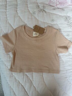Eadaie Kids' Ribbed Short Sleeve Tee in Light Beige